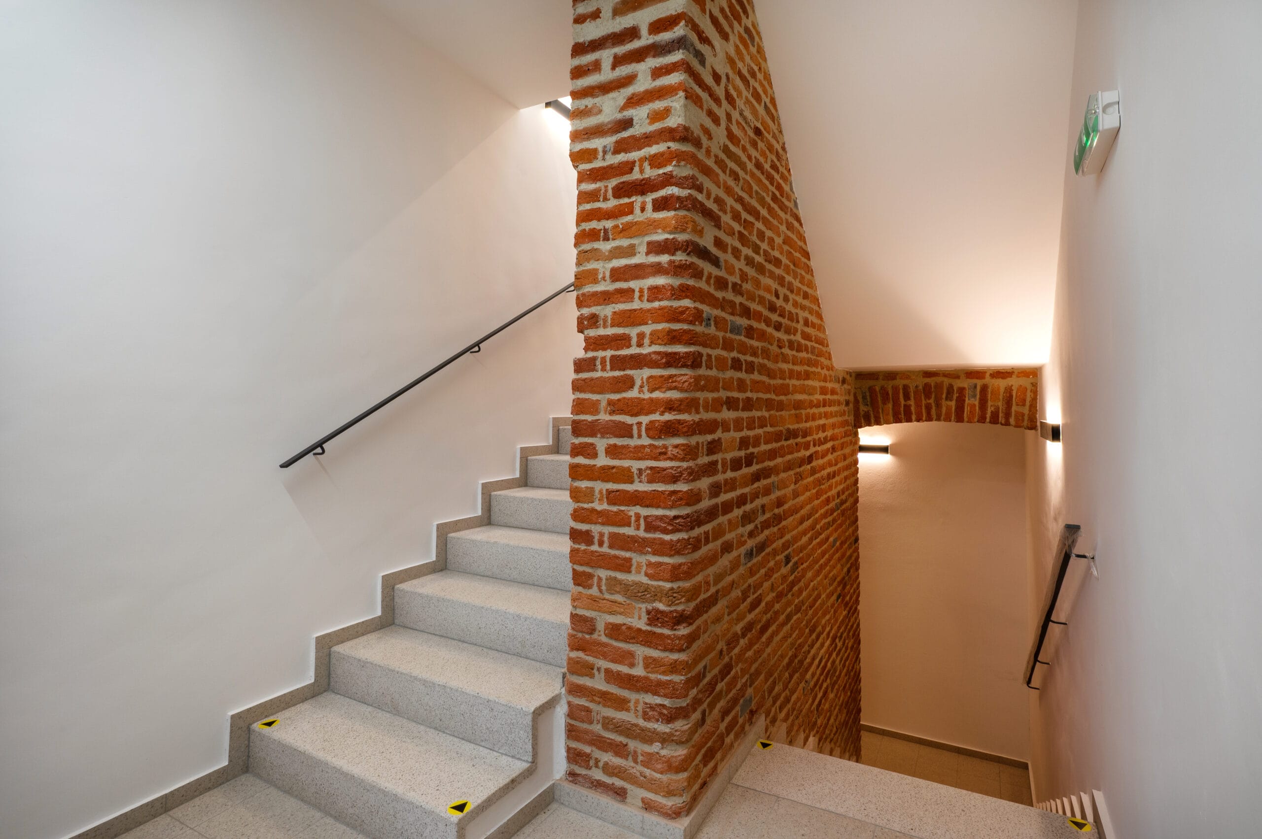 Návrh rešpektuje pôvodné dispozičné členenie a architektonický výraz budovy.