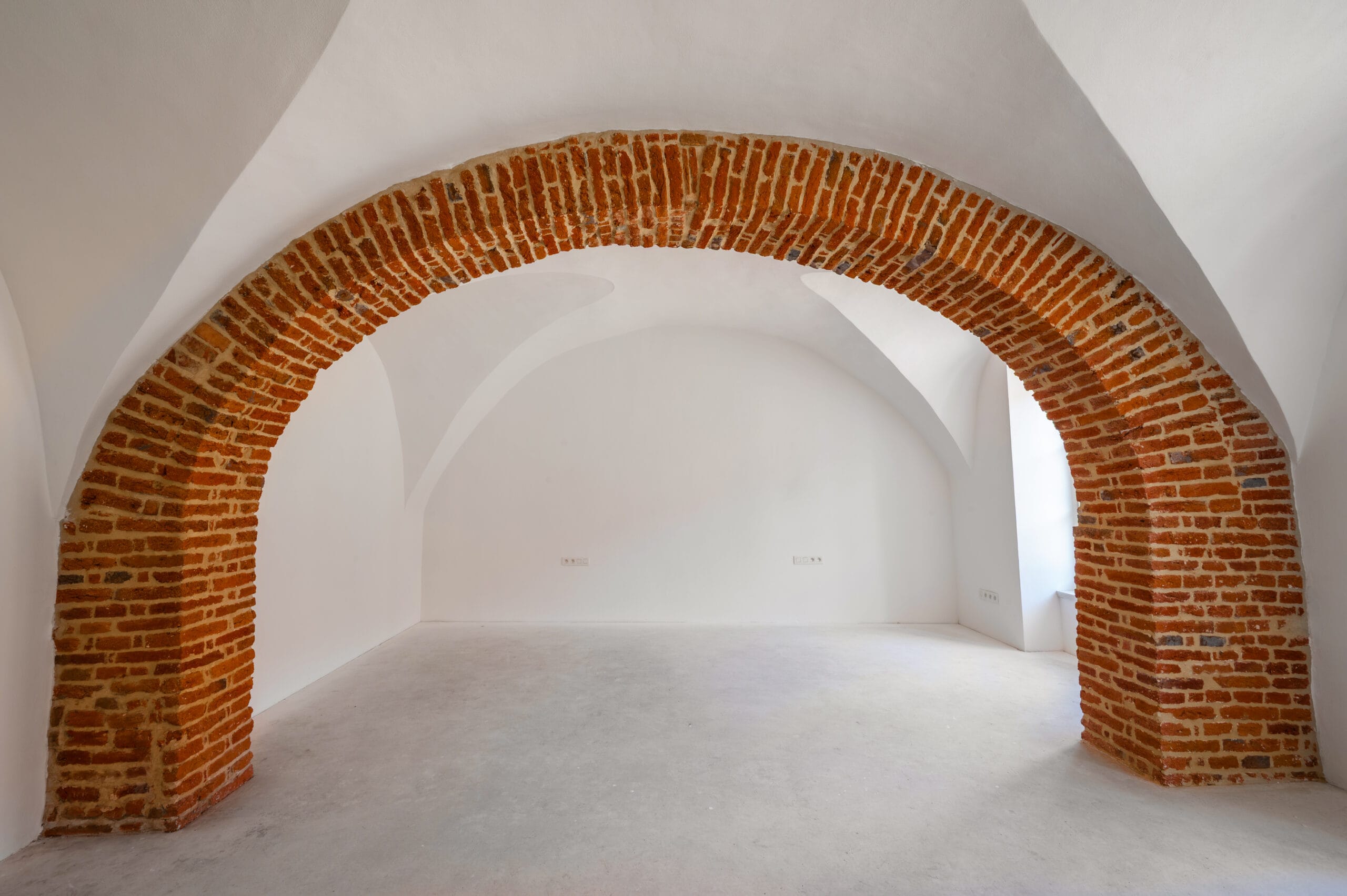 Návrh rešpektuje pôvodné dispozičné členenie a architektonický výraz budovy.