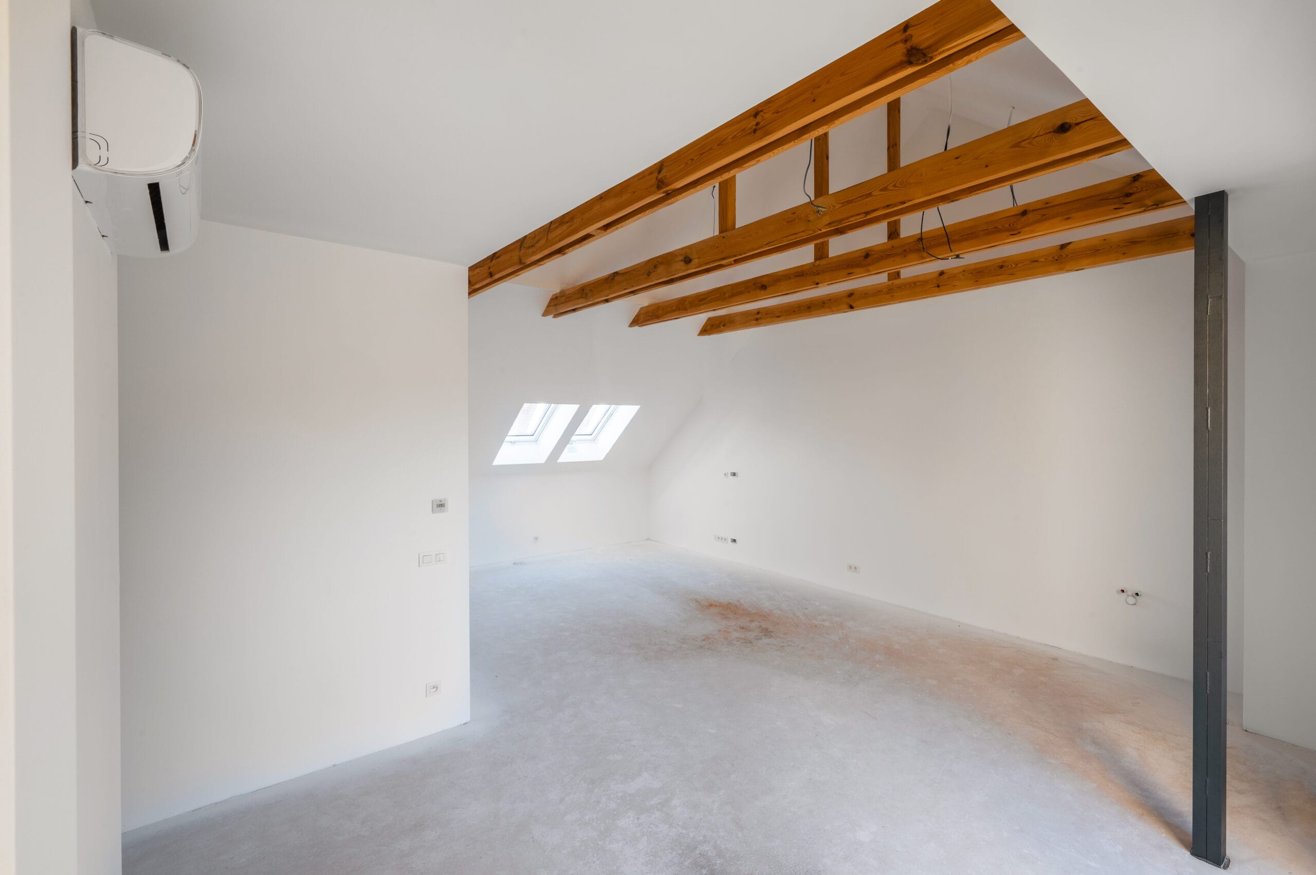 Návrh rešpektuje pôvodné dispozičné členenie a architektonický výraz budovy.