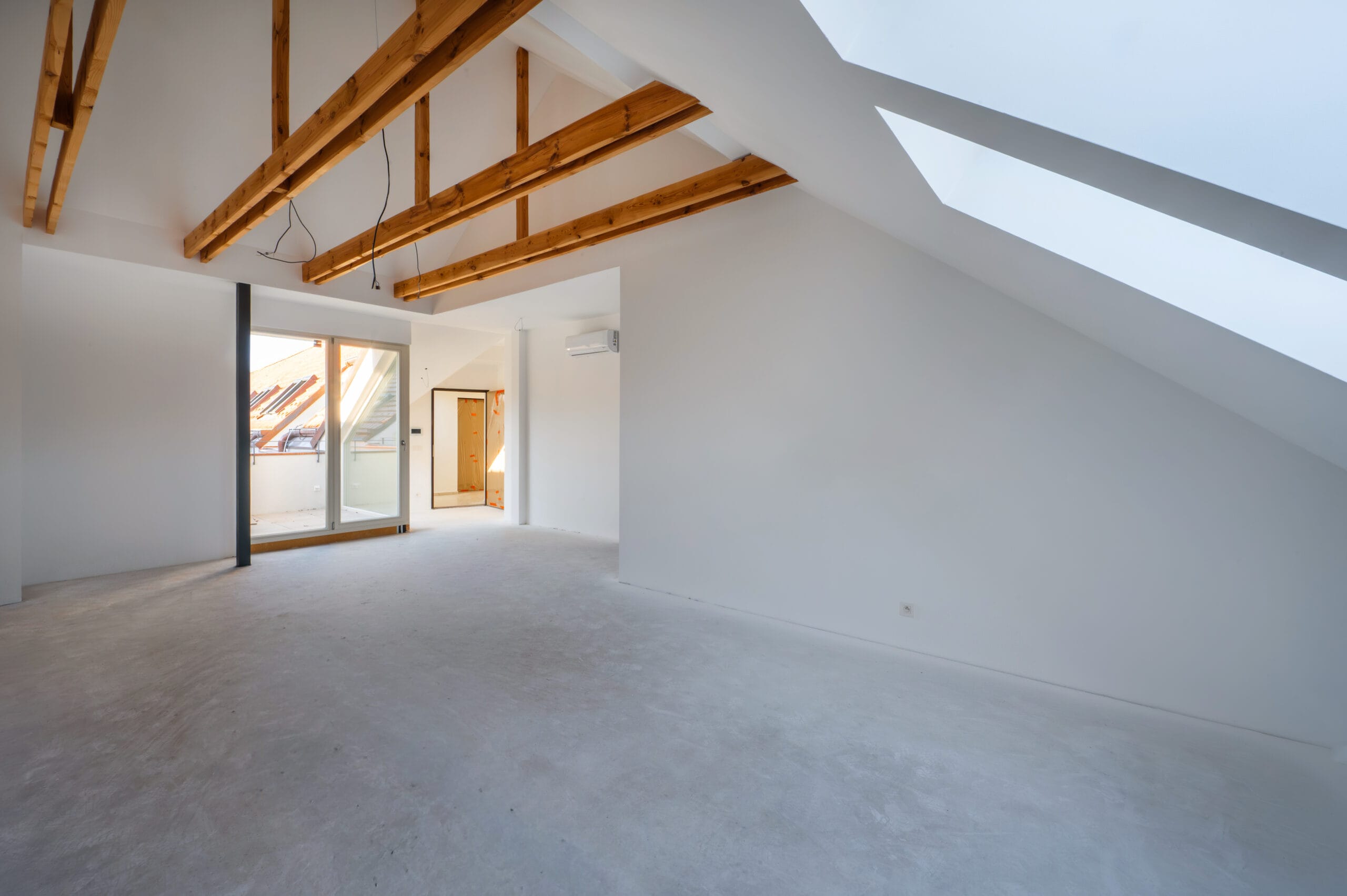 Návrh rešpektuje pôvodné dispozičné členenie a architektonický výraz budovy.
