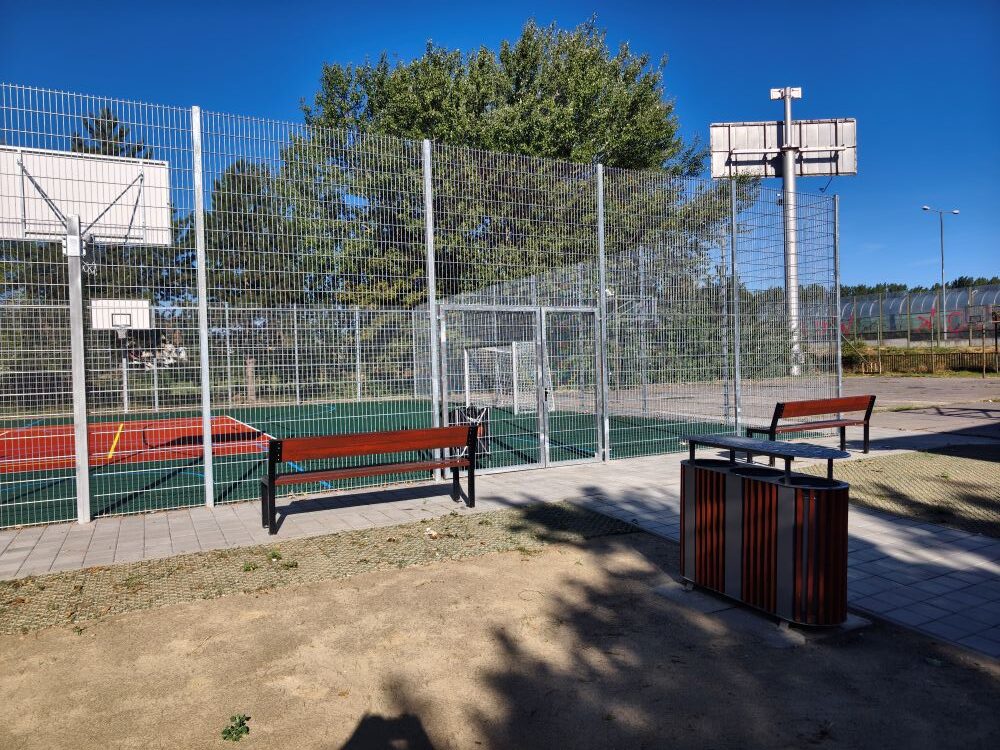 Multifunkčné ihrisko najmä pre loptové hry v predpolí Gymnázia na Einsteinovej ulici v Bratislave. Multifunkčné ihrisko najmä pre loptové hry v predpolí Gymnázia na Einsteinovej ulici v Bratislave.