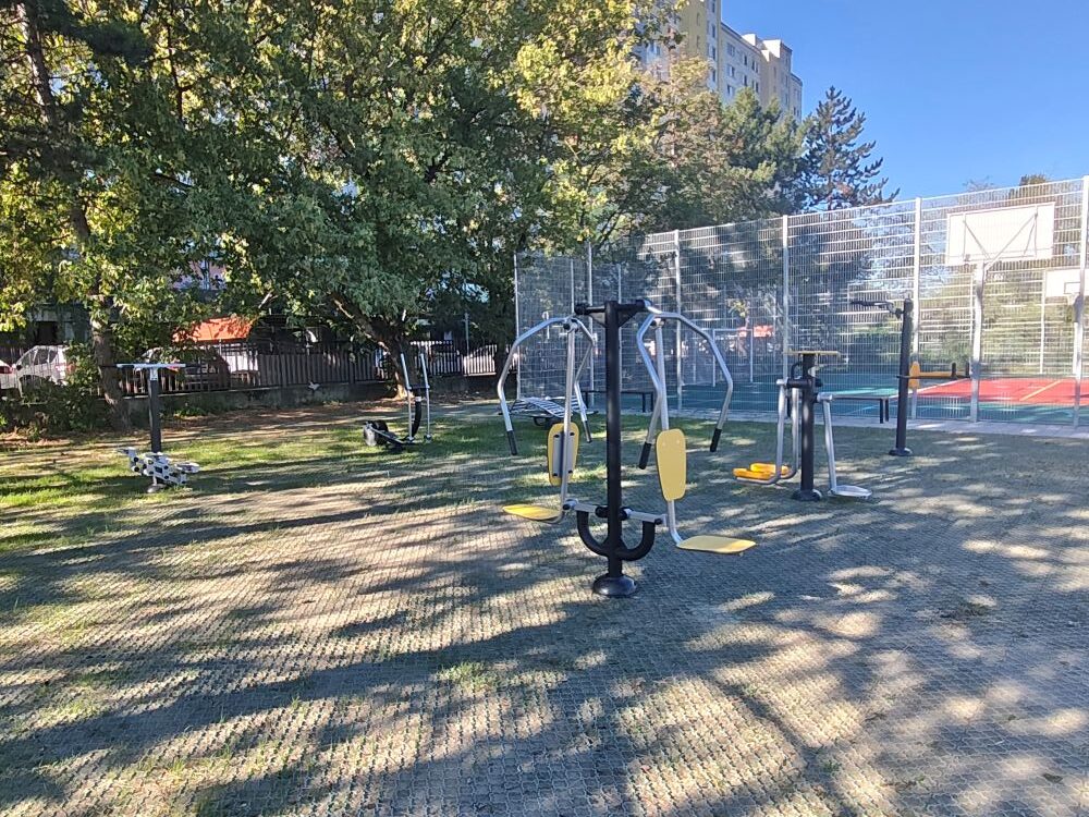 Nové workoutové ihrisko v areáli Gymnázia na Einsteinovej ulici v Bratislave. Nové workoutové ihrisko v areáli Gymnázia na Einsteinovej ulici v Bratislave.