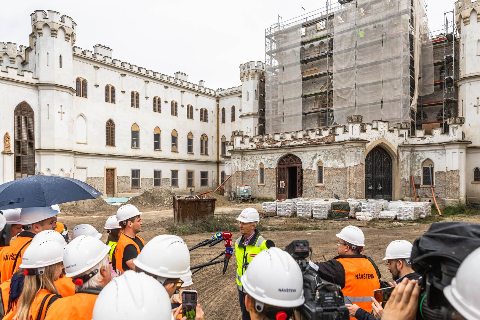 Kaštieľ v Rusovciach desaťročia chátral, teraz prechádza rekonštrukciou.