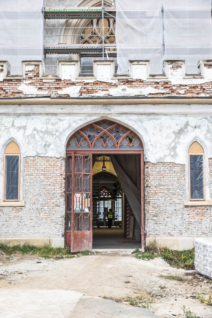 Kaštieľ v Rusovciach desaťročia chátral, teraz prechádza rekonštrukciou.