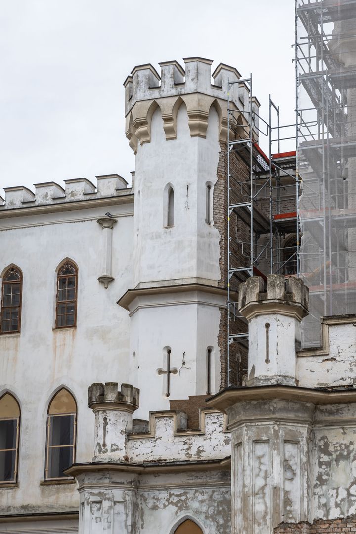Kaštieľ v Rusovciach desaťročia chátral, teraz prechádza rekonštrukciou.
