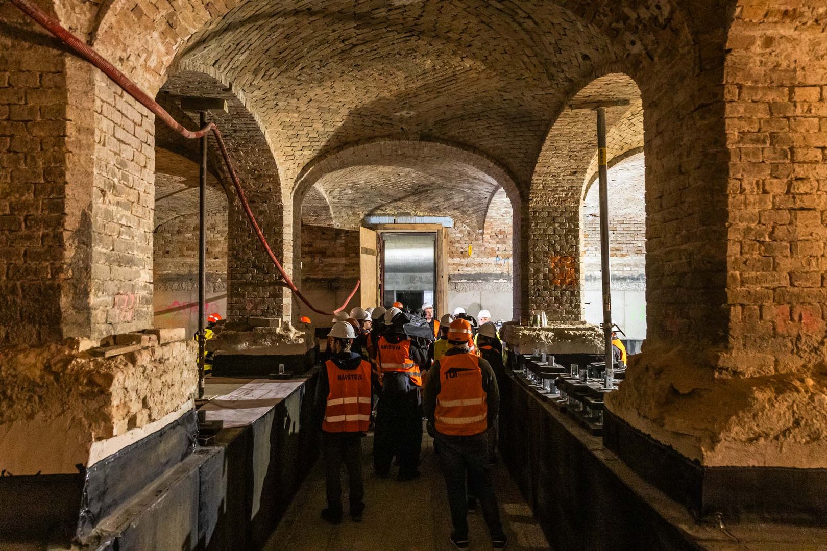 Kaštieľ v Rusovciach desaťročia chátral, teraz prechádza rekonštrukciou.