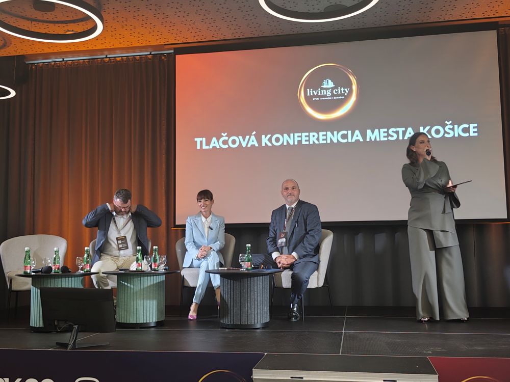 Panel štátom podporovaného nájomného bývania v Košiciach počas podujatia Living City. Zľava: Štefan Holý, Eva Lisá, Jaroslav Polaček, Radka Kovaľ Mazáková Panel štátom podporovaného nájomného bývania v Košiciach počas podujatia Living City. Zľava: Štefan Holý, Eva Lisá, Jaroslav Polaček, Radka Kovaľ Mazáková