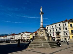 Mariánsky stĺp na námestí v Banskej Bystrici kupuje mesto za symbolické euro, aby sa oň mohlo starať