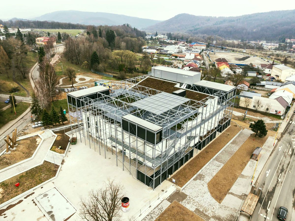 Kontrast medzi pôvodnou masívnou stavbou a subtílnou oceľovou konštrukciou tvorí esenciu konceptu. 