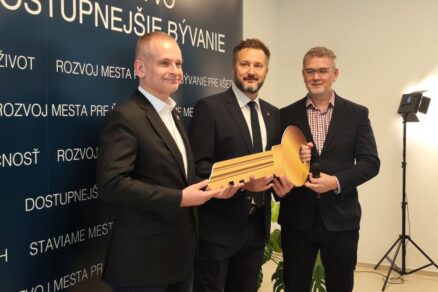 Odovzdanie symbolického kľúča od dvoch nájomných bytov v Magnólii 5. Zľava: starosta Ružinova Martin Chren, primátor Bratislavy Matúš Vallo, CEO YIT Slovakia Patrik Golský