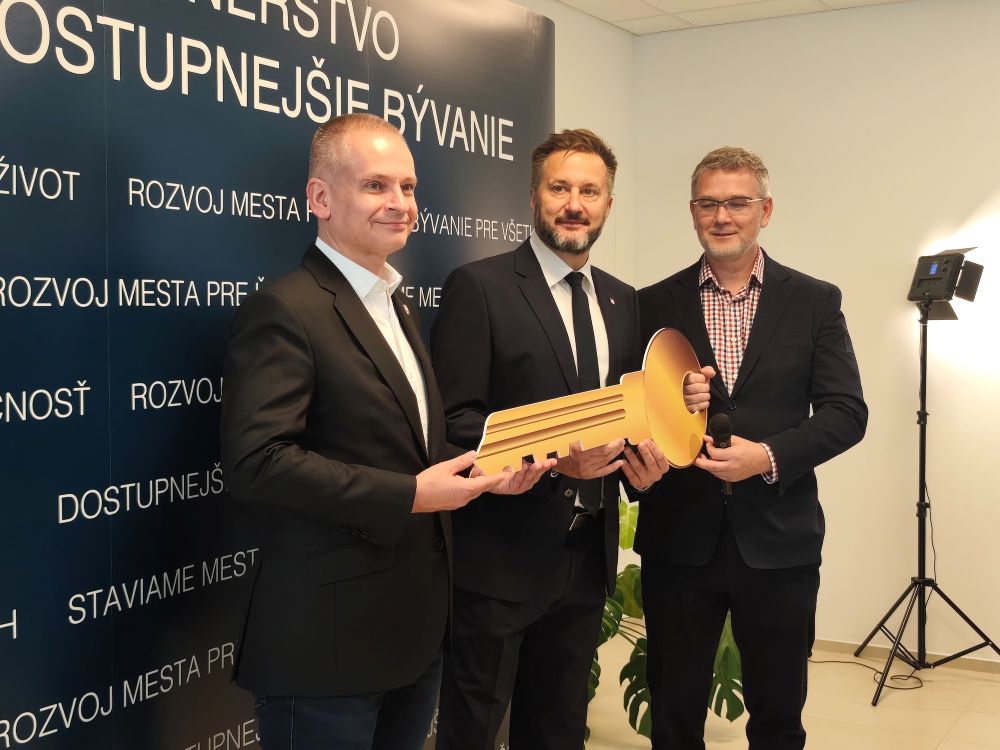 Odovzdanie symbolického kľúča od dvoch nájomných bytov v Magnólii 5. Zľava: starosta Ružinova Martin Chren, primátor Bratislavy Matúš Vallo, CEO YIT Slovakia Patrik Golský