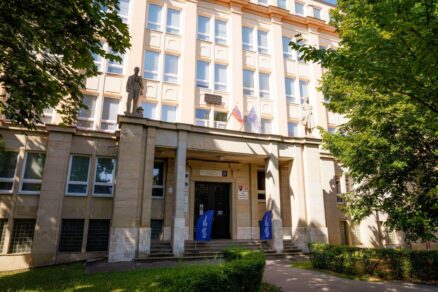 Vstup do budovy SPŠ elektrotechnickej na Komenského ulici v Košiciach.