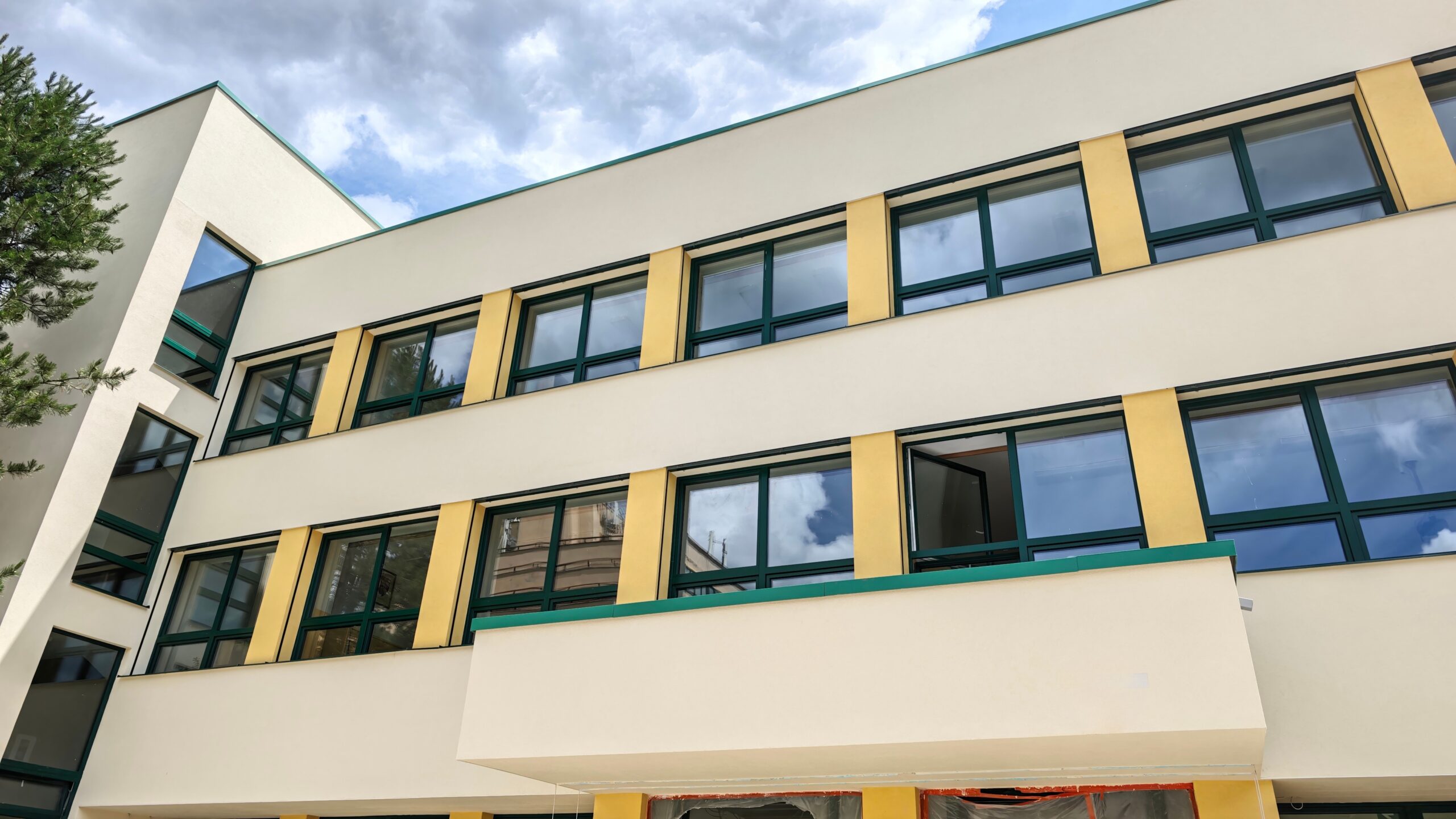 Bratislavský kraj dokončil modernizáciu polygrafickej školy. Pribudlo átrium, bezbariérový prístup aj úspornejšie riešenia.