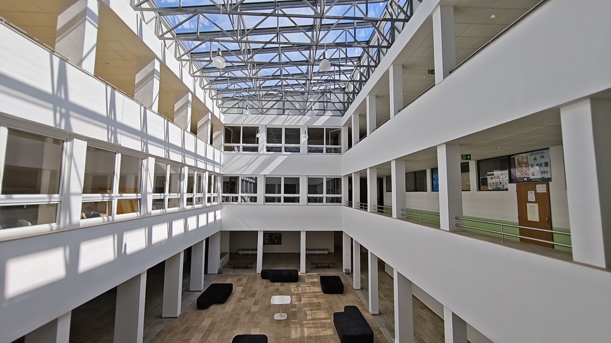 Bratislavský kraj dokončil modernizáciu polygrafickej školy. Pribudlo átrium, bezbariérový prístup aj úspornejšie riešenia.