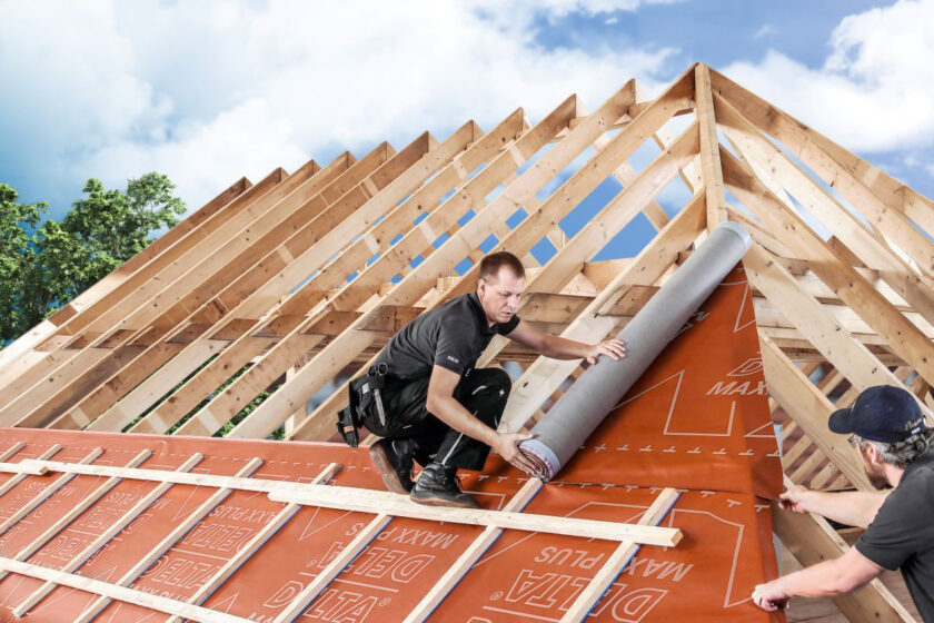 Montáž podstrešnej fólie na drevený krov šikmej strechy