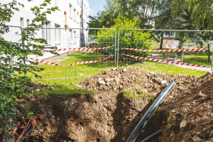 Obr. 1 Otvorený teplovodný kanál s pôvodným klasickým rozvodom a novým potrubím NRG HeatFlex