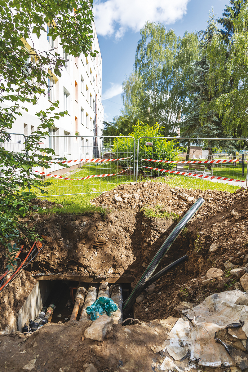 Obr. 1 Otvorený teplovodný kanál s pôvodným klasickým rozvodom a novým potrubím NRG HeatFlex 01 NRG Flex Nova Bana 11.6