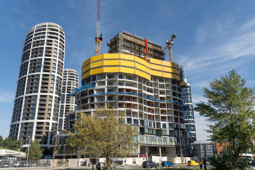 Doka samošplhacie debnenie a veterný ochranný štít pri výstavbe SKY PARK Tower