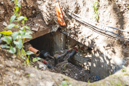 Obr. 2 Otvorený teplovodný kanál s pôvodným klasickým rozvodom a novým potrubím NRG HeatFlex