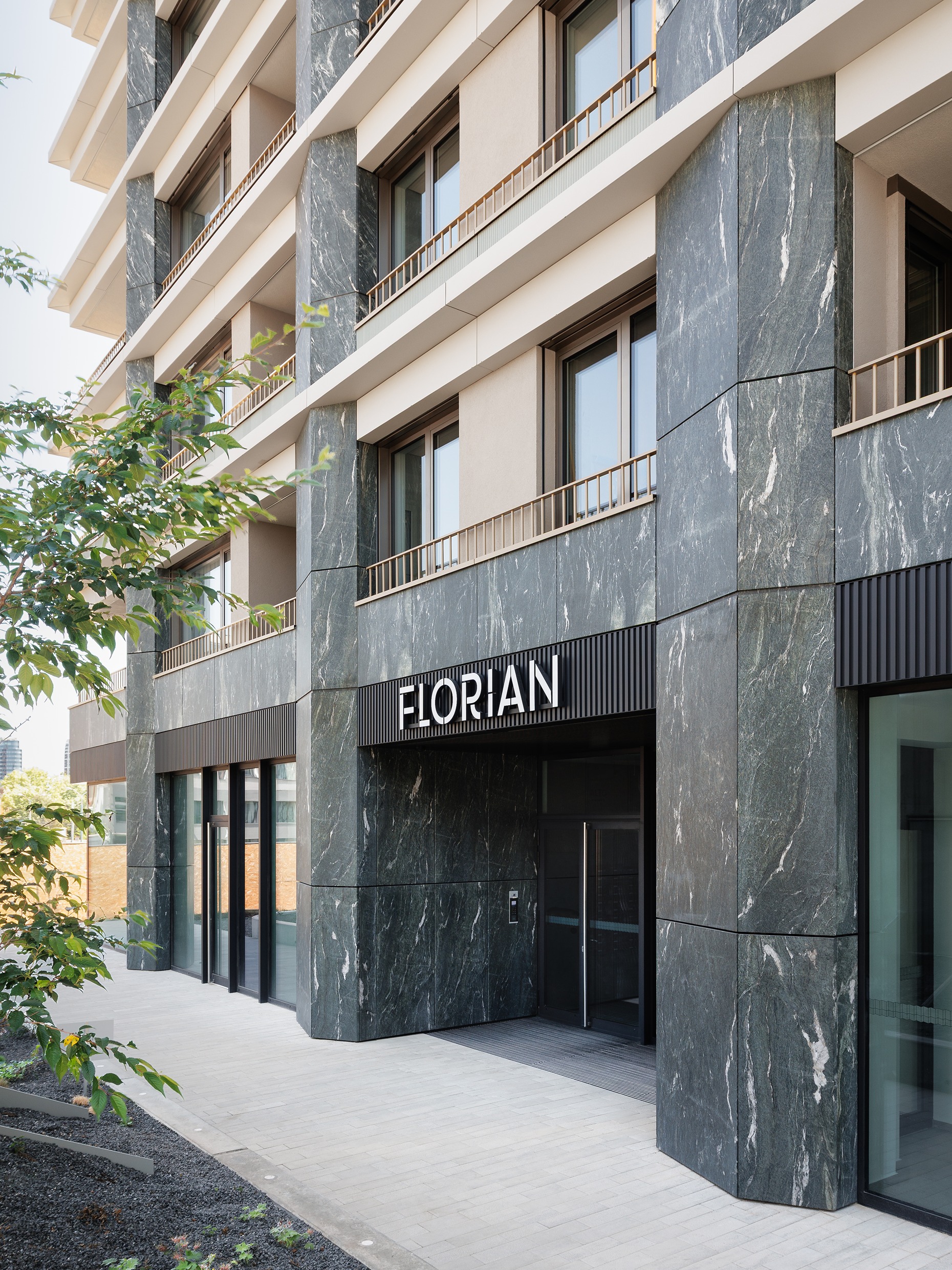 Benthem Crouwel Architects pri návrhu pracovali s mierkou, proporciami a rytmom fasád typickými pre okolitú mestskú zástavbu.