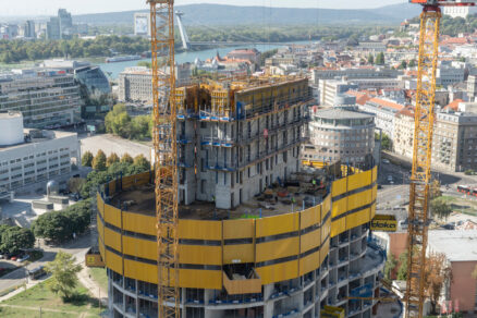 Komunikačné jadro SKY PARK Tower sa realizuje pomocou 17 samošplhacích plošín Xclimb 60 a nosníkového debnenie Top 50 s výškou 3,7 m. Plošiny sú trvalo kotvené k stavebnému objektu, čo umožňuje realizáciu šplhania aj pri vyšších rýchlostiach vetra.
