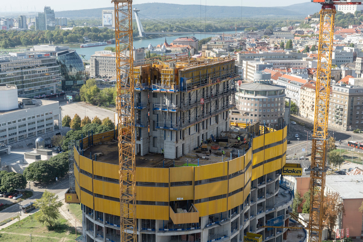 Komunikačné jadro SKY PARK Tower sa realizuje pomocou 17 samošplhacích plošín Xclimb 60 a nosníkového debnenie Top 50 s výškou 3,7 m. Plošiny sú trvalo kotvené k stavebnému objektu, čo umožňuje realizáciu šplhania aj pri vyšších rýchlostiach vetra. Komunikačné jadro SKY PARK Tower sa realizuje pomocou 17 samošplhacích plošín Xclimb 60 a nosníkového debnenie Top 50 s výškou 3,7 m. Plošiny sú trvalo kotvené k stavebnému objektu, čo umožňuje realizáciu šplhania aj pri vyšších rýchlostiach vetra.