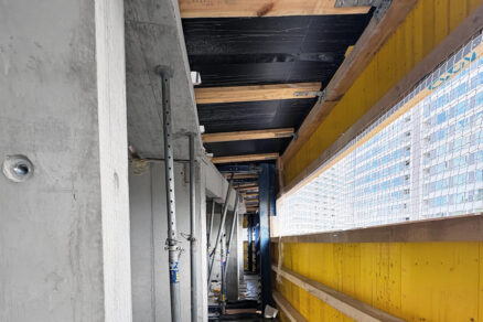 Doka ochranný štít Xclimb 60 zabezpečuje maximálnu ochranu pracovníkov na viacerých podlažiach výškových stavieb súčasne, chráni pred pádom z okraja budovy, vetrom aj nepriaznivým počasím a zároveň prepúšťa dostatok prirodzeného denného svetla.