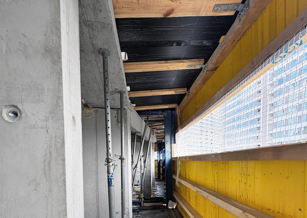 Doka ochranný štít Xclimb 60 zabezpečuje maximálnu ochranu pracovníkov na viacerých podlažiach výškových stavieb súčasne, chráni pred pádom z okraja budovy, vetrom aj nepriaznivým počasím a zároveň prepúšťa dostatok prirodzeného denného svetla. Doka ochranný štít Xclimb 60 zabezpečuje maximálnu ochranu pracovníkov na viacerých podlažiach výškových stavieb súčasne, chráni pred pádom z okraja budovy, vetrom aj nepriaznivým počasím a zároveň prepúšťa dostatok prirodzeného denného svetla.