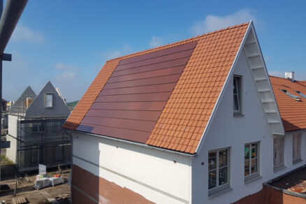 X-Roof 2.0 je kompatibilný s rôznymi typmi strešných krytín a možno ho použiť aj na celoplošné zastrešenie strechy. Vyrába sa v čiernom i terakotovom vyhotovení.