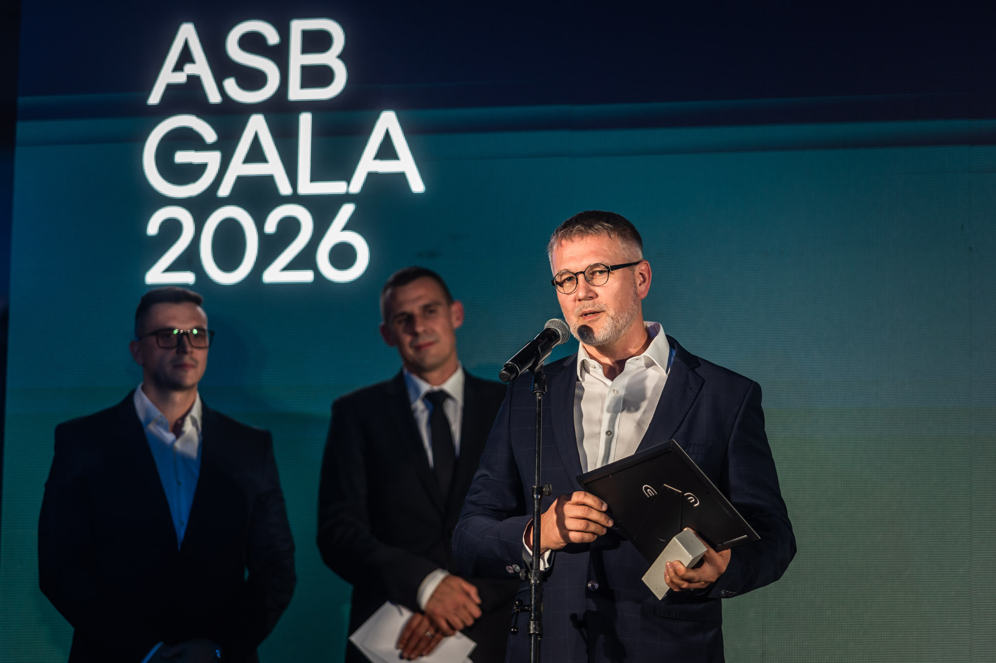 Patrik Golský, YIT Slovakia; v pozadí Patrik Zúrik, M2C Slovakia; Erik Koller, FENESTRA Sk
