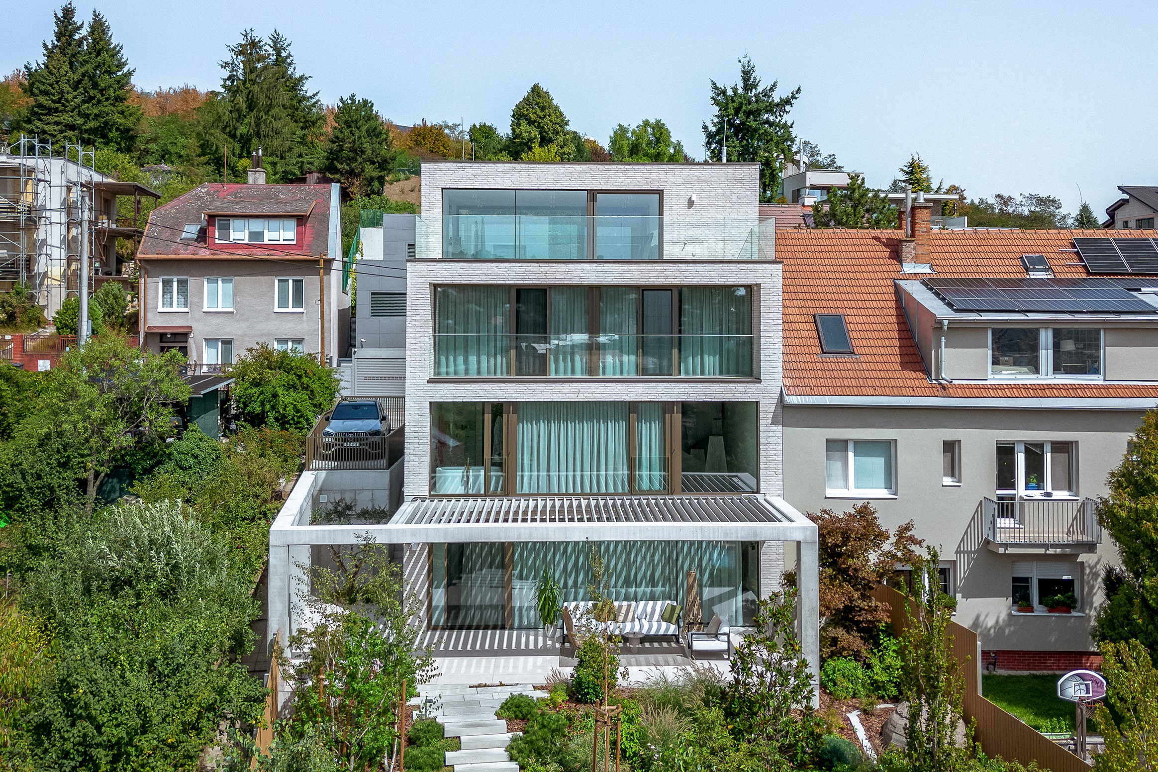 Svahovitosť pozemku bola tým, čo do veľkej miery ovplyvnilo celkový architektonický koncept.