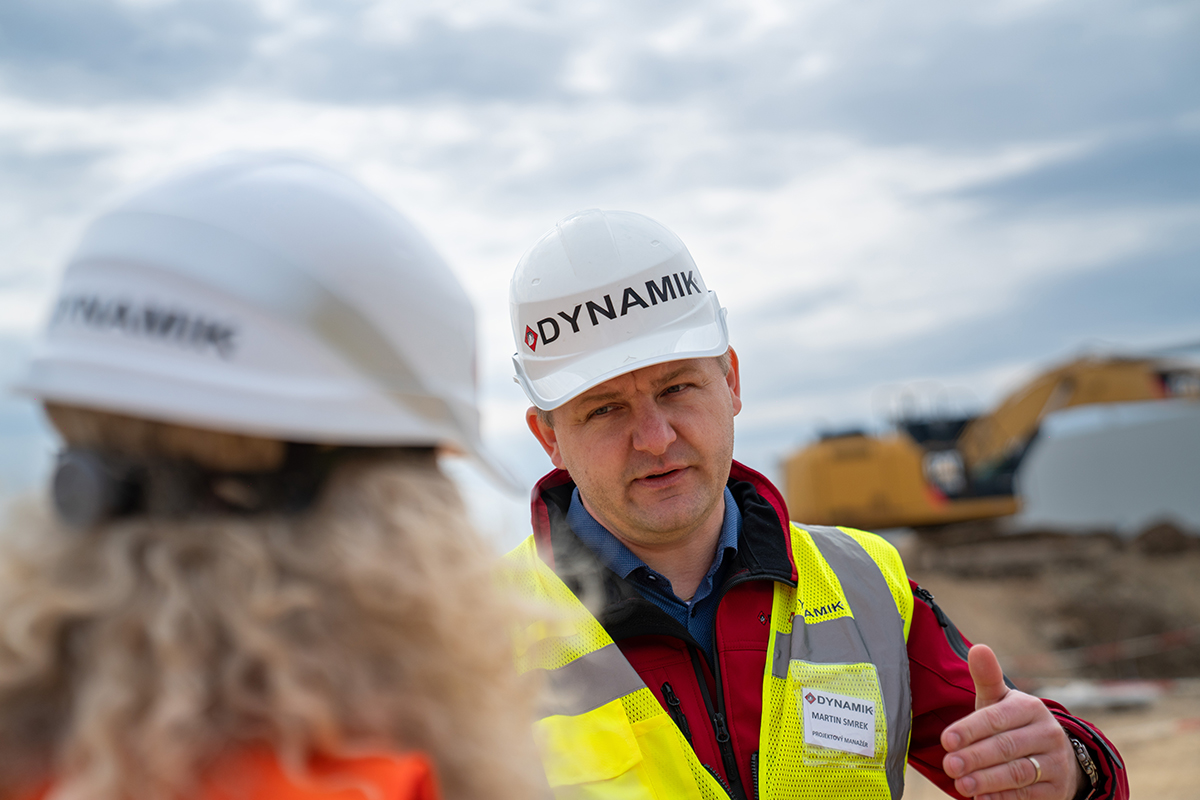 Martin Smrek, zástupca výrobného riaditeľa DYNAMIKu, odovzdáva svoje skúsenosti z projektov ďalším kolegom. Martin Smrek, zástupca výrobného riaditeľa DYNAMIKu, odovzdáva svoje skúsenosti z projektov ďalším kolegom.