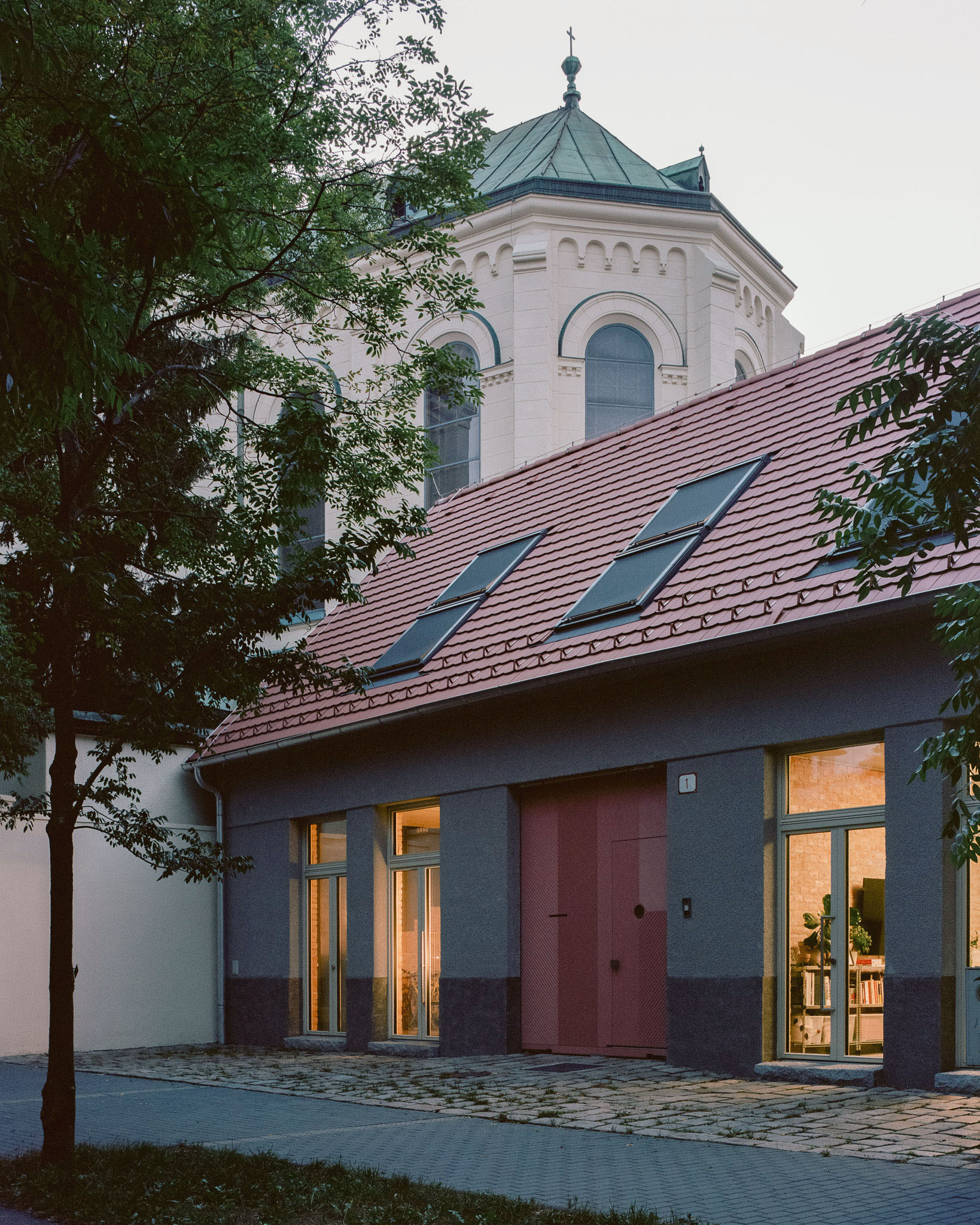 Rodinný dom s ateliérom stojí na Blumentálskej ulici v bratislavskom Starom Meste.