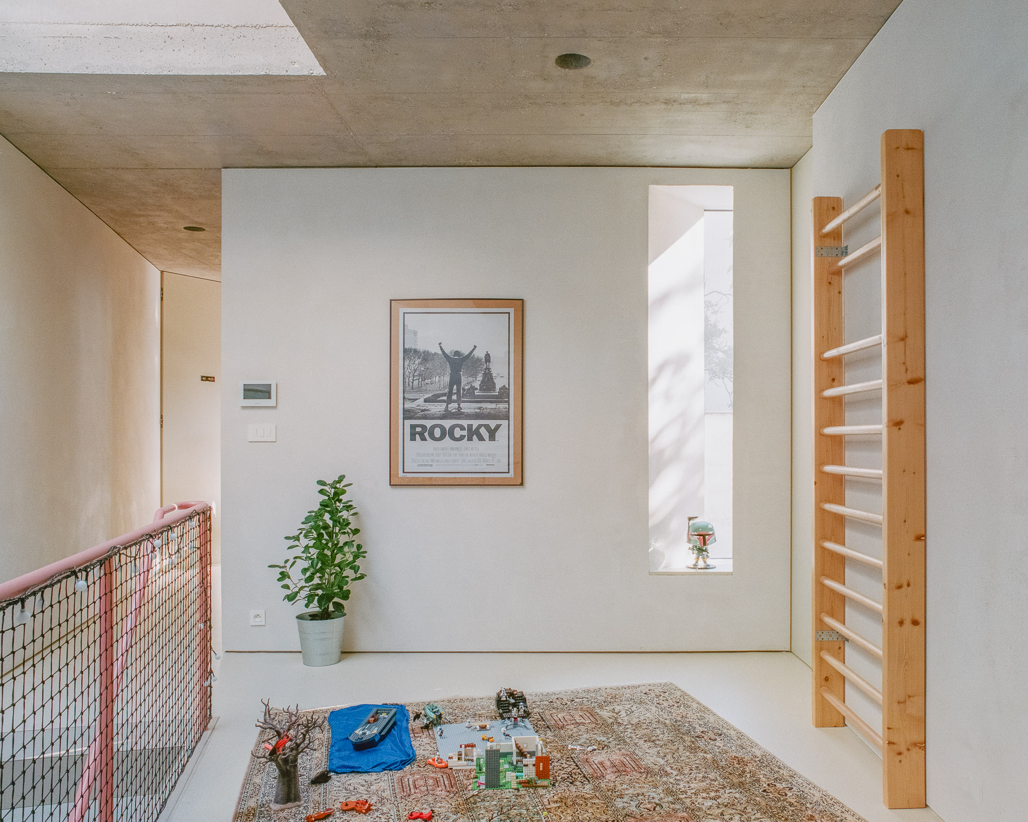 Interiér je riešený tradične. Podlahy sú drevené dubové na prízemí, v hygienických častiach sú gresové maloformátové dlažby, na poschodí linoleum.