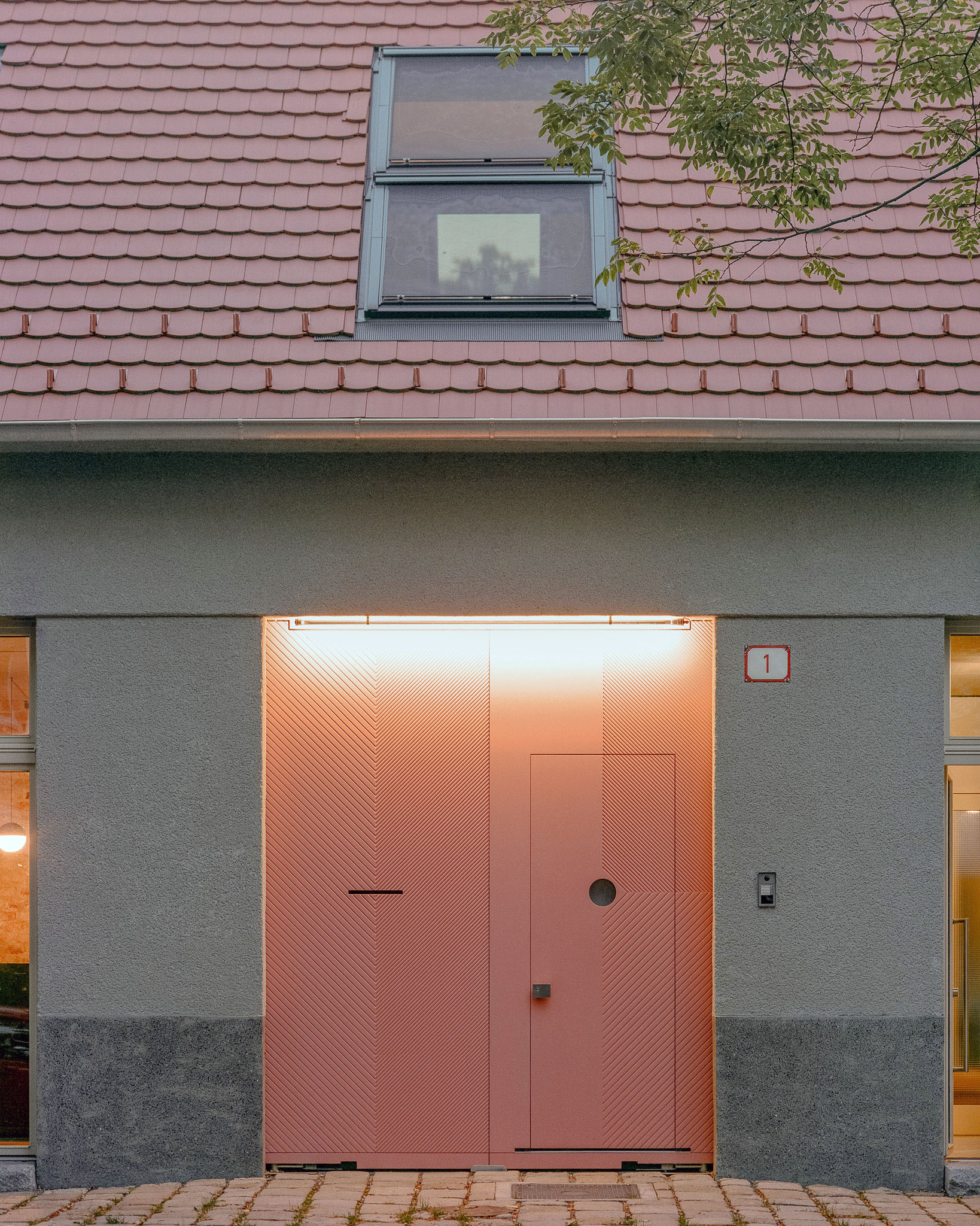Interiér je riešený tradične. Podlahy sú drevené dubové na prízemí, v hygienických častiach sú gresové maloformátové dlažby, na poschodí linoleum.