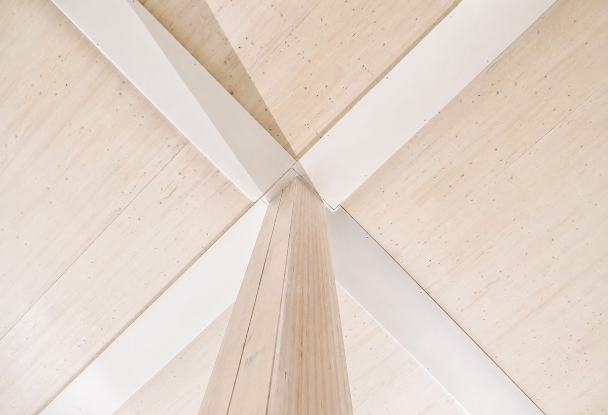 3 Pohľad na nosníky DELTABEAM® vo finálnej bielej povrchovej úprave v kombinácii s drevenými stropnými panelmi v laboratórnej budove v Nemecku. 3 Pohľad na nosníky DELTABEAM® vo finálnej bielej povrchovej úprave v kombinácii s drevenými stropnými panelmi v laboratórnej budove v Nemecku.