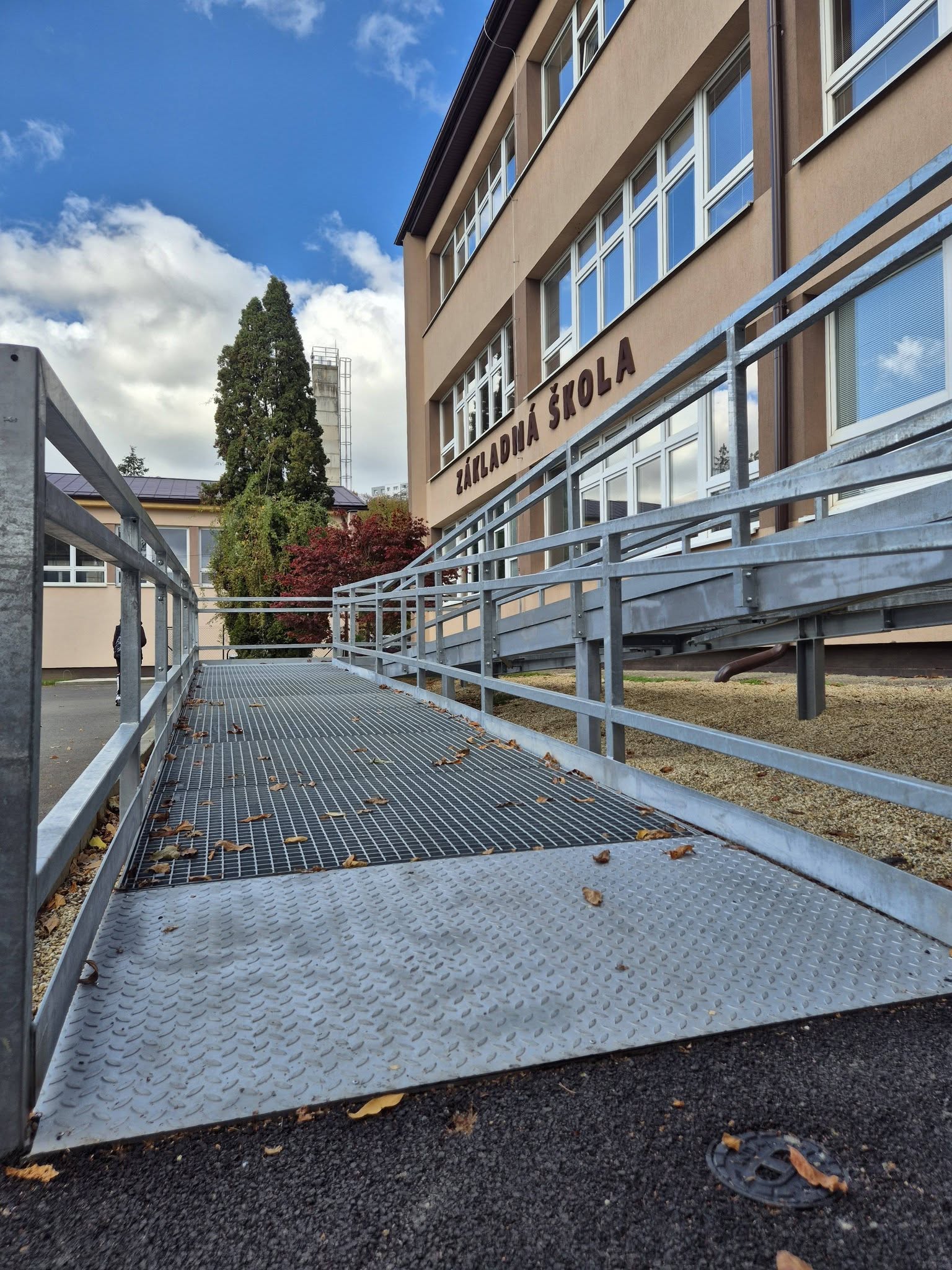 Modernizácia ZŠ a MŠ Pod Vinbargom finišuje a mesto získalo ďalší milión na školskú infraštruktúru.
