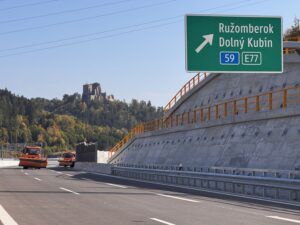 Na Liptove slávnostne otvorili nový úsek D1 Hubová – Ivachnová. Diaľničný obchvat Ružomberka môžu motoristi využívať bez diaľničnej známky