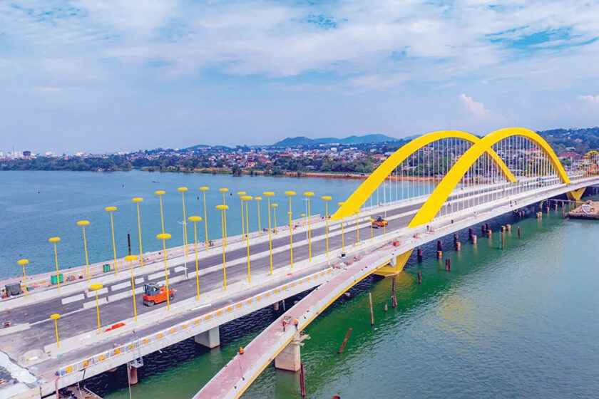 Dizajn „zlatého baldachýnu“ robí stavbu okamžite rozpoznateľnou a hodí sa k tomuto novému prírastku do panorámy starobylého hlavného mesta Vietnamu.