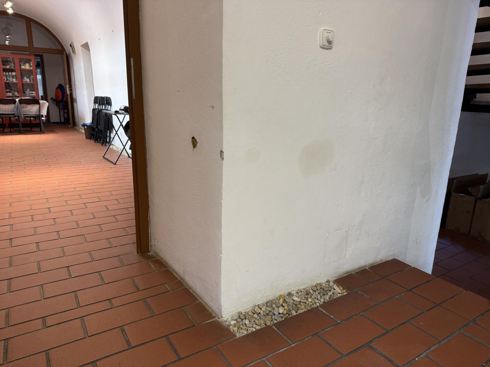 Práce sa dotknú aj muriva v interiéri.