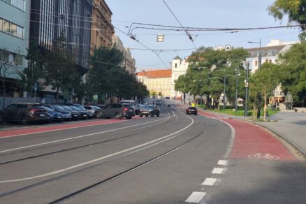 Parkovanie a dva nové cyklopruhy na Námestí SNP