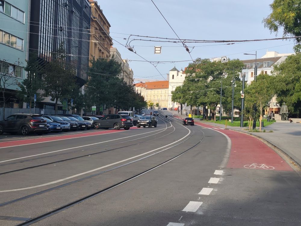 Parkovanie a dva nové cyklopruhy na Námestí SNP