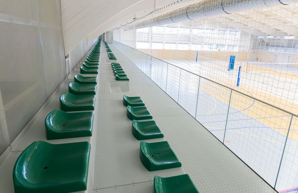 Tribúna športovej haly Draždiak má kapacitu 240 miest.