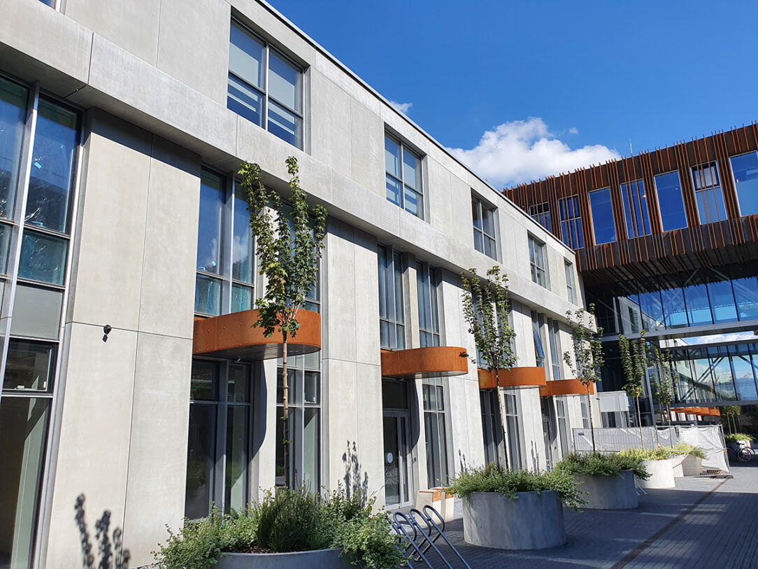 Fasáda Paupys Business Quarter vo Vilniuse, ktorú realizovala firma DAKO GRC s použitím pokročilých panelov zo sklenených vlákien vystuženého betónu.