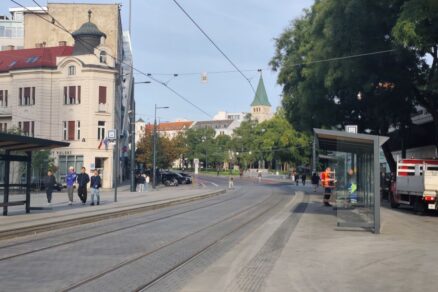 Námestie SNP - zrekonštruovaná zastávka električky