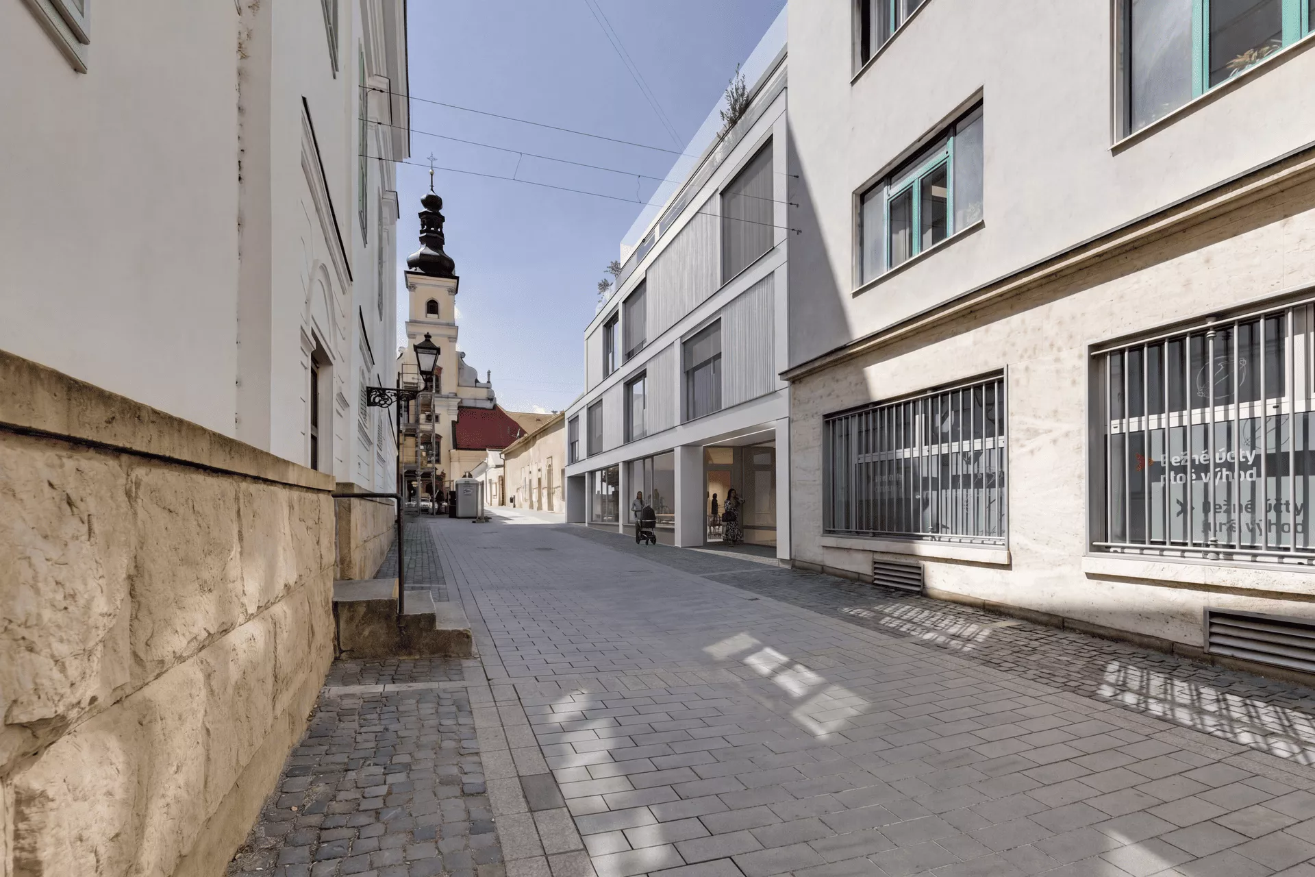 Lokalita, do ktorej development vstupuje, sa vyznačuje nízkou zástavbou a výhľadmi na okolité architektonické dominanty.