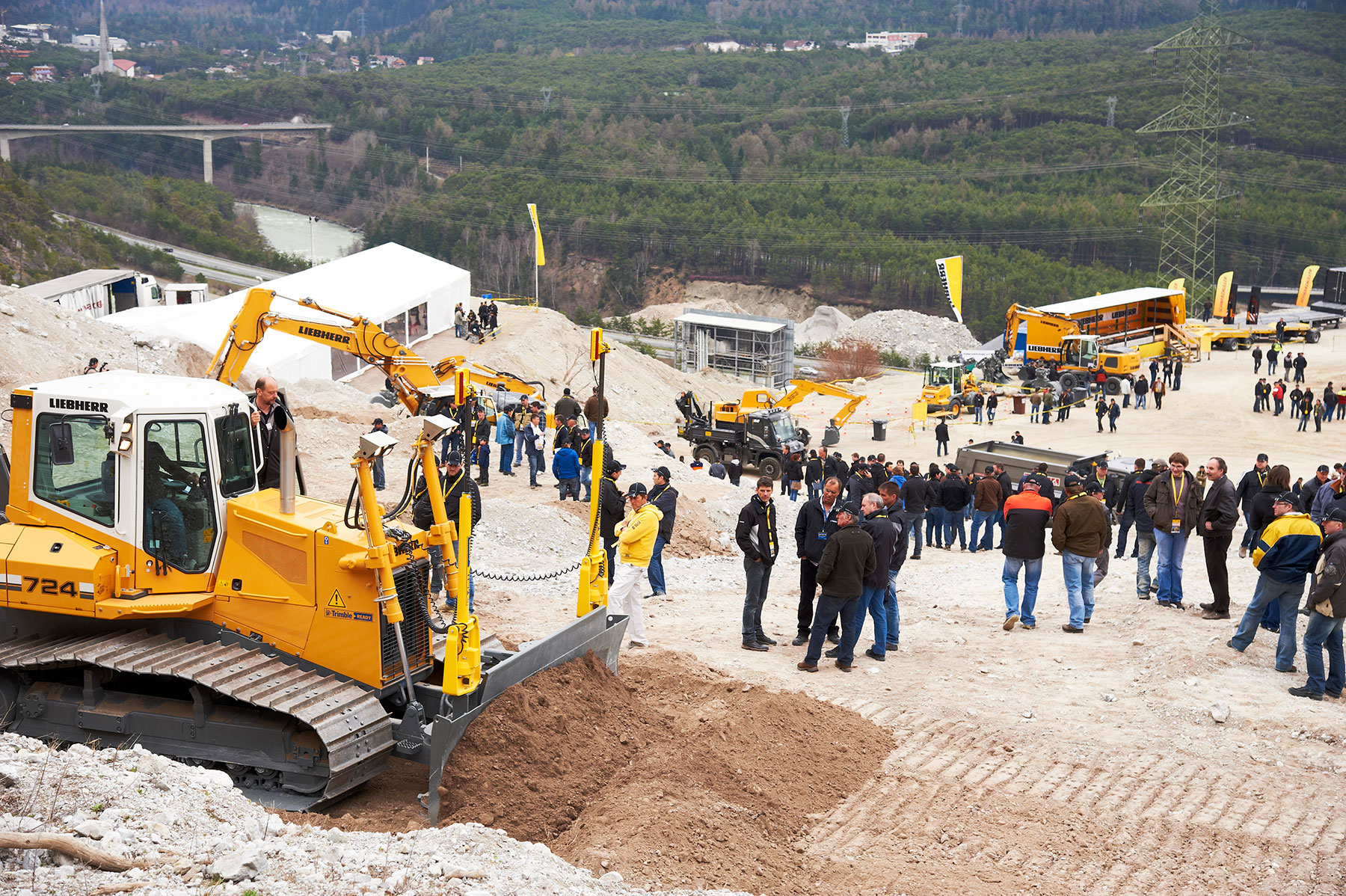 Návštevníci Liebherr RoadShow si vystavené stavebné stroje môžu nielen pozrieť, ale aj ich prakticky vyskúšať.