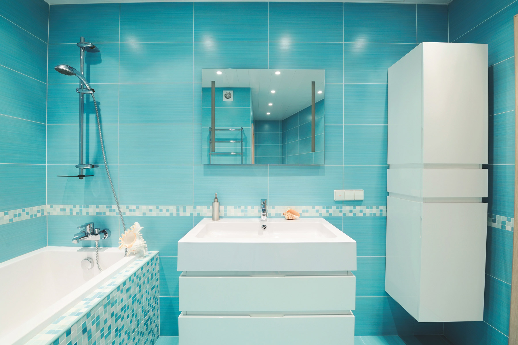 Ванной forum. Бело голубая ванная комната. Плитка для ванной голубая с белым. Бело синяя ванная. Ванная комната в голубых тонах.