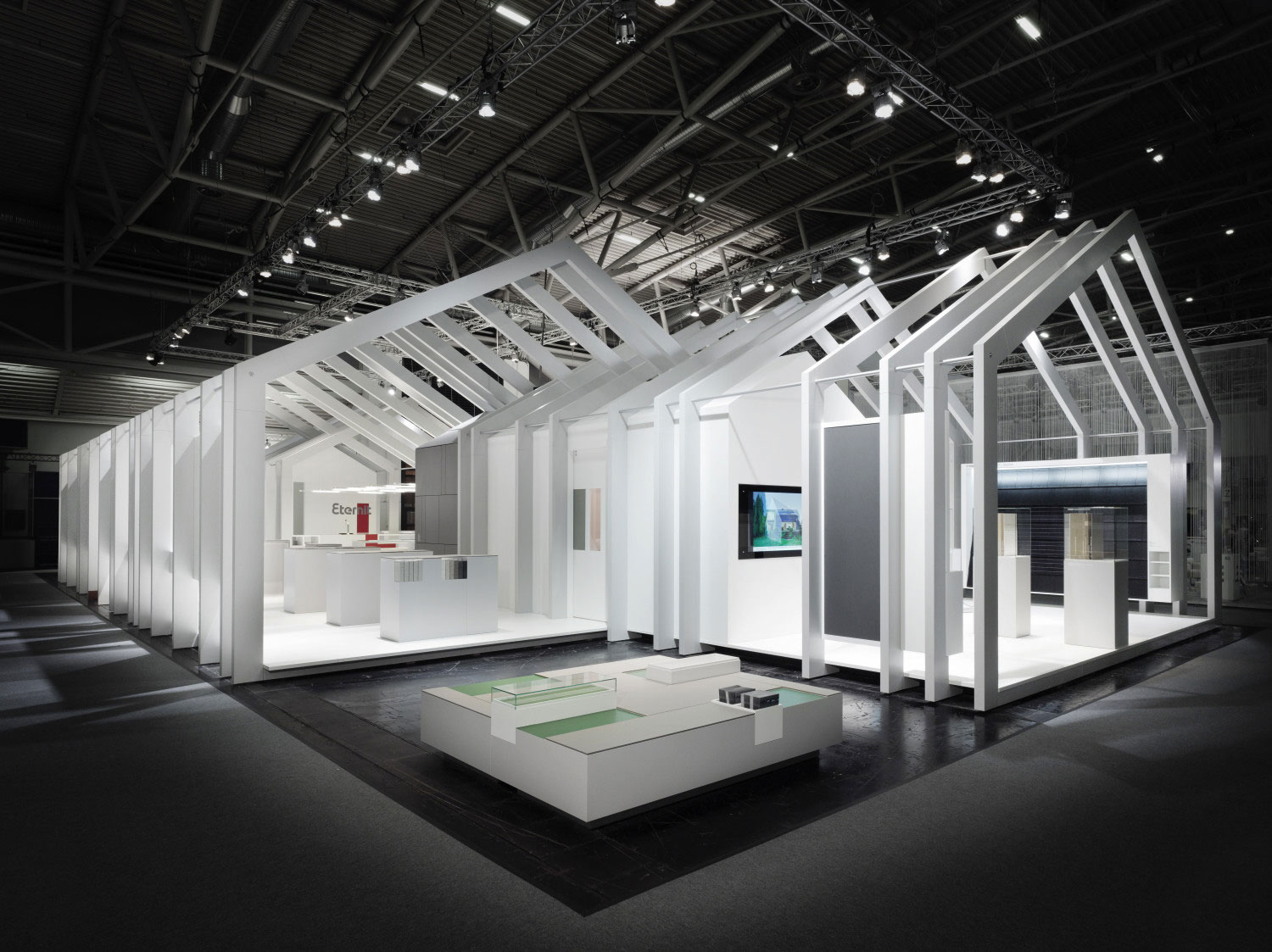 Stánok firmy Eternit AG, navrhnutý berlínskou architektkou Astrid Bornheim, získal prestížnu zlatú cenu Exhibit Design Award 2015 za dizajn výstavných plôch