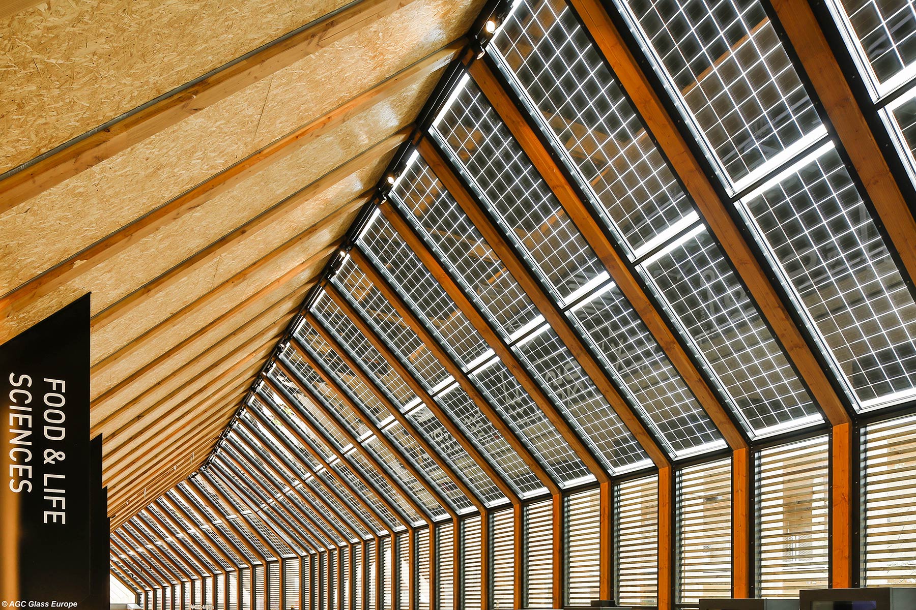 Fotovoltaické panely integrované do sklenenej strechy